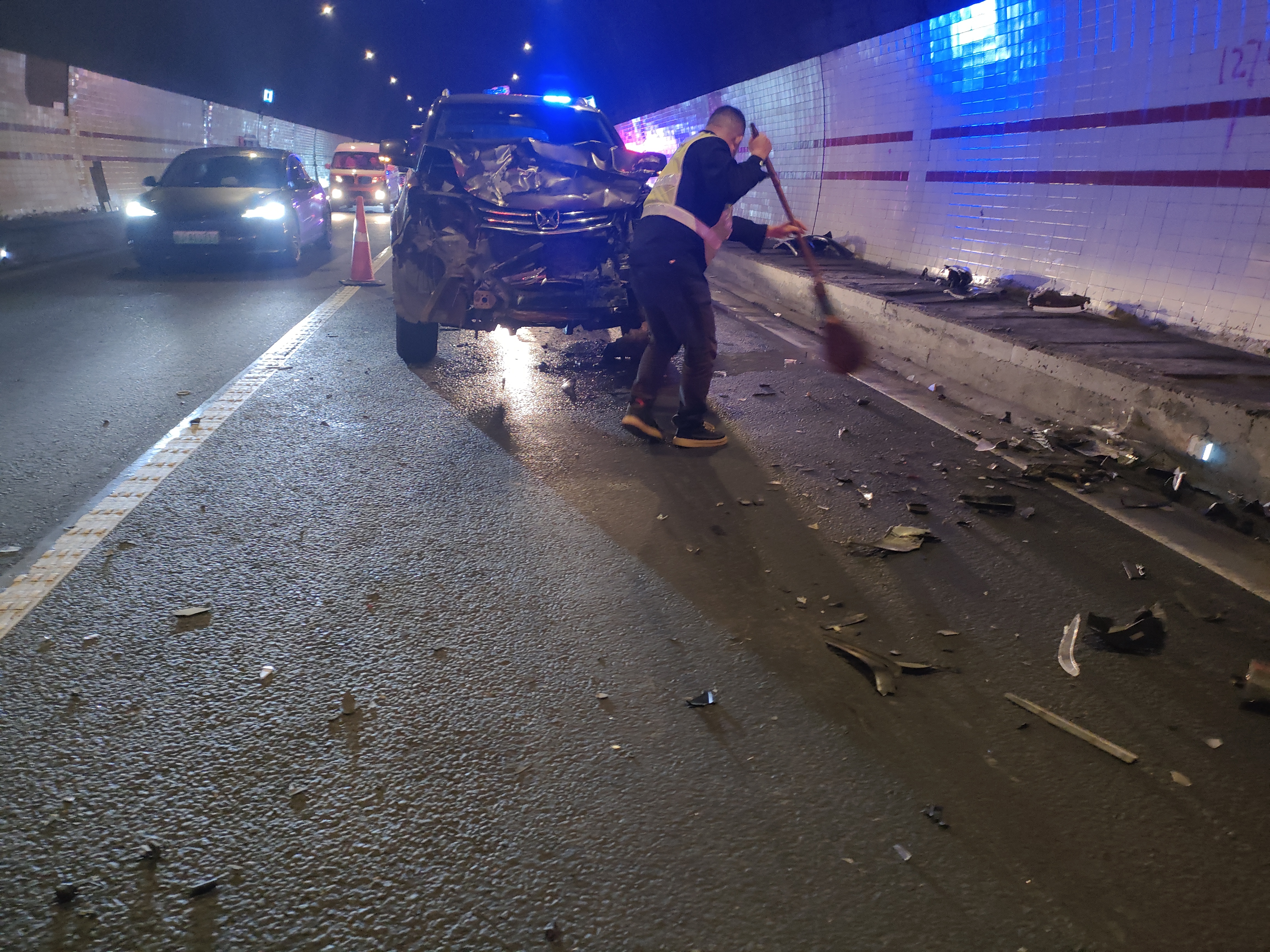 1712559633839737.jpg 2024.4.5曹麟皋清掃現(xiàn)場(chǎng) 陳旦平攝.jpg